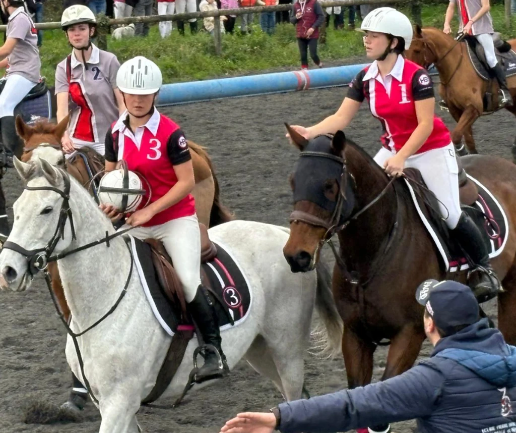 Joueuses de l'equipe feminine HBLA ballon en main lors d'un match de horseball
