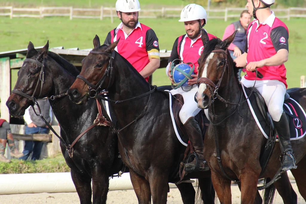 Equipe amateur HBLA a l'engagement lors d'un match de horseball