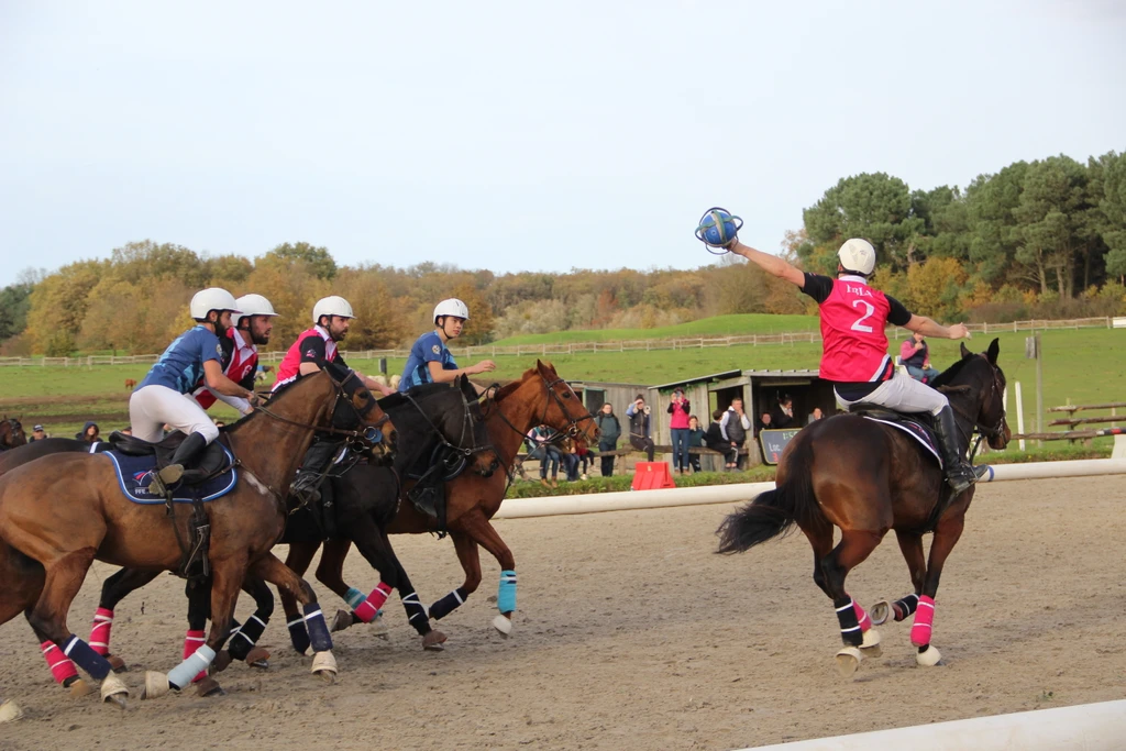 Joueur de l'equipe amateur HBLA rattrapant le ballon lors d'un match de horseball