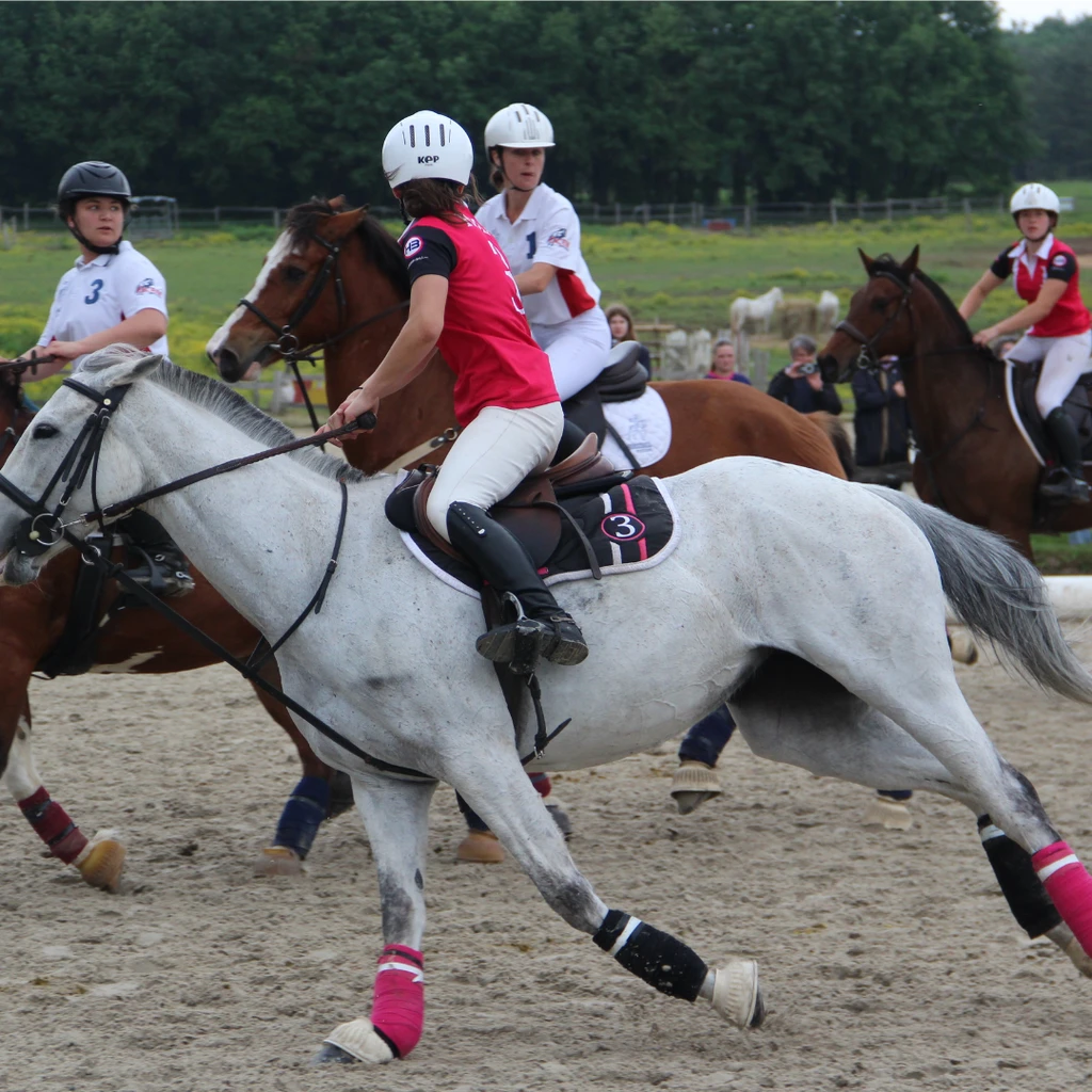 Phase d'attaque de l'equipe feminine HBLA lors d'une rencontre de horseball